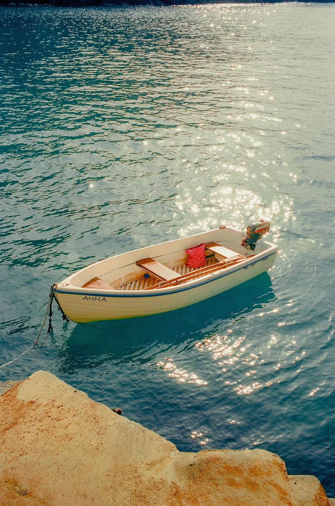 Photo by u/Alexkittoephotos on Reddit. Source: “Along the coast of Cinque Terre | Leica M6 | Kodak Portra 400.”