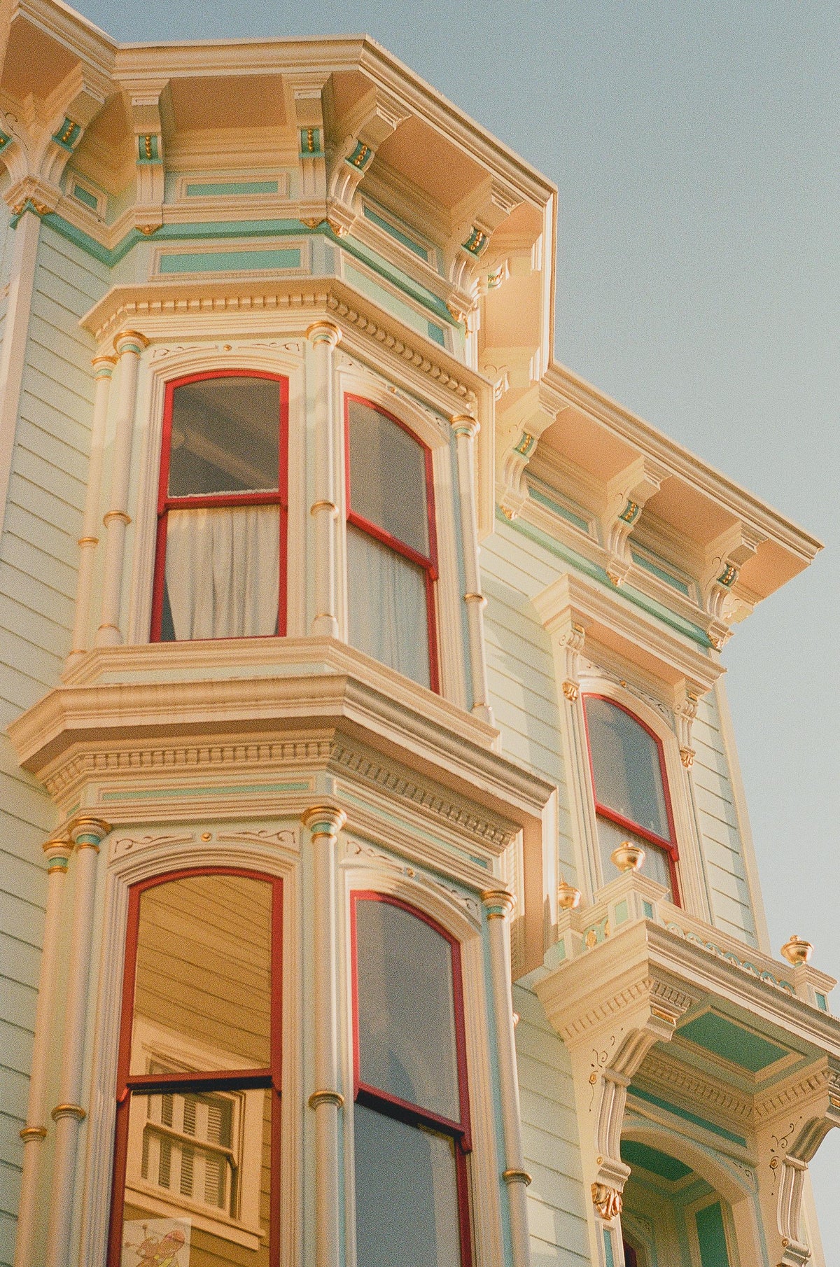 Photo by u/cluelessmanatee on Reddit. Source: “Victorian [Canon AE-1 / Colorplus 200].”